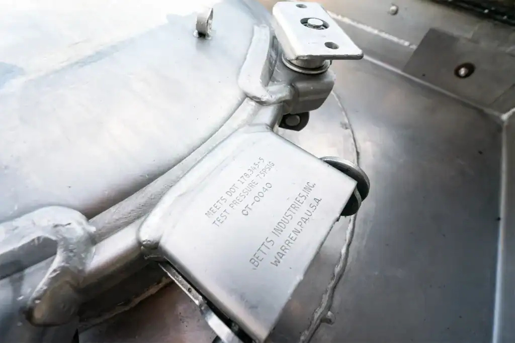 Used Walker food grade tanker trailer betts manway cover