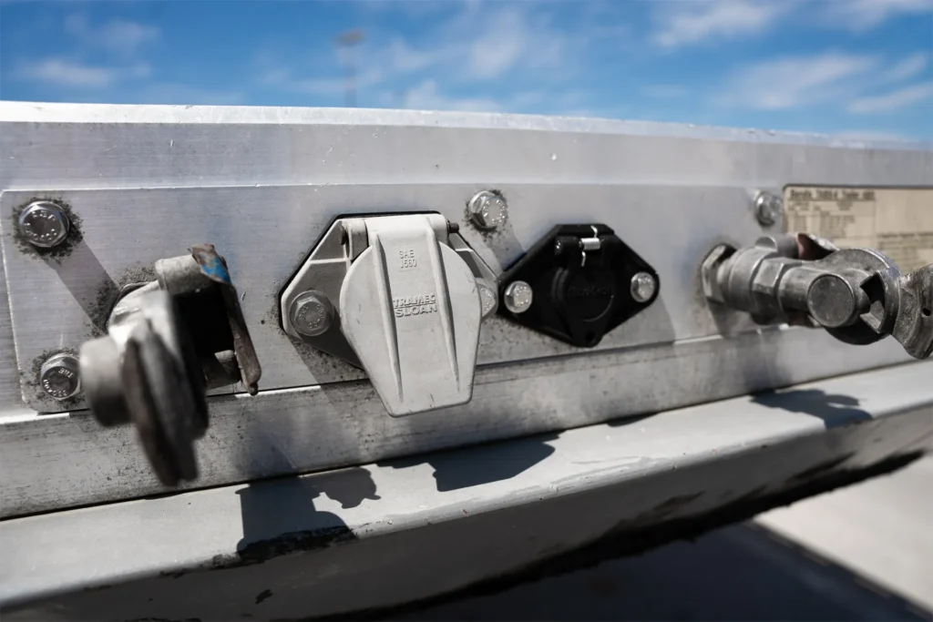 Used Reitnouer All Aluminum Stepdeck Semi Trailers abs connectors